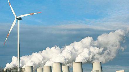 Wohin mit den Windrädern? Um die Klimaschutzziele trotz des umstrittenen Festhaltens an der Braunkohlevertromung zu erreichen soll die installierte Leistung der Windkraft in den kommenden 16 Jahren auf 10 500 Megawatt steigen.