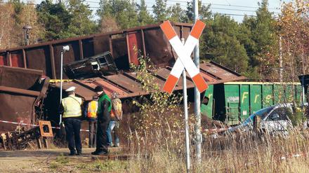 Schon wieder Hosena. Ermittler sichern den Unfallort, wo sich die Waggons auftürmen.