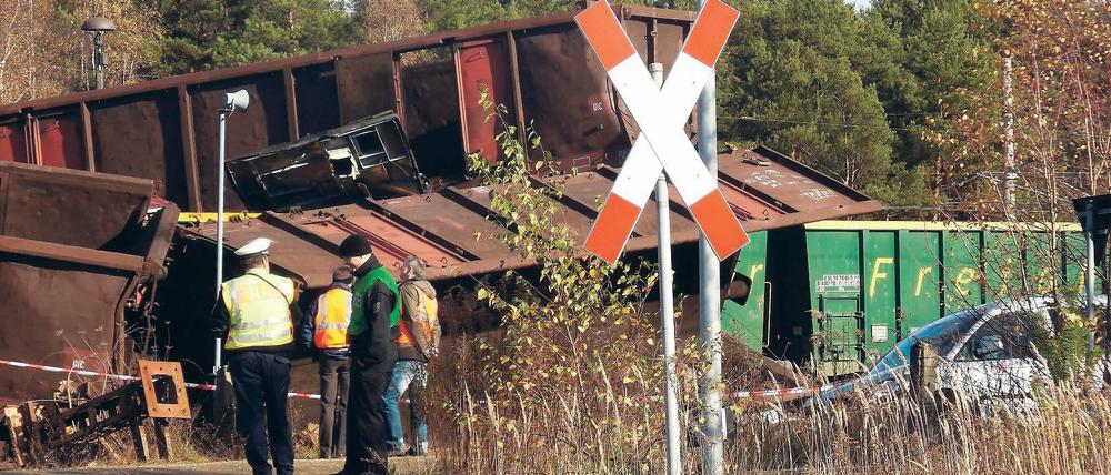 Schon wieder Hosena. Ermittler sichern den Unfallort, wo sich die Waggons auftürmen.