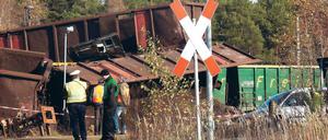 Schon wieder Hosena. Ermittler sichern den Unfallort, wo sich die Waggons auftürmen. 