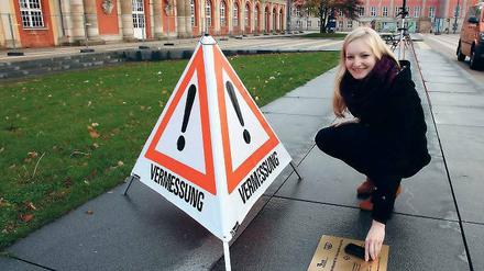 Koordinate. Vermesserin Karina Rattke am neuen Kontrollpunkt.