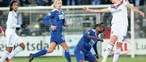Kein Durchkommen für Turbine. Lyons Lara Dickenmann (rechts) klärt hier gegen Potsdams Stürmerin Genoveva Anonma, beobachtet im Hintergrund von Ada Hegerberg und Wendie Renard (links).