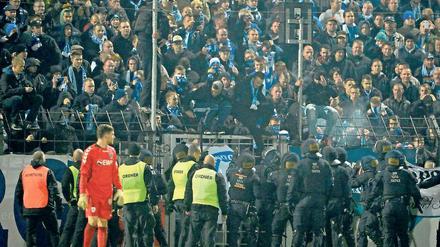 Unschöne Szenen. Das Ostderby zwischen Babelsberg und Magdeburg musste am Freitagabend für 17 Minuten wegen des Platzsturms durch FCM-Fans unterbrochen werden.