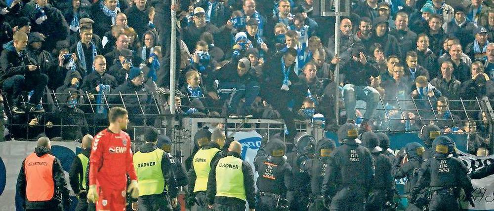 Unschöne Szenen. Das Ostderby zwischen Babelsberg und Magdeburg musste am Freitagabend für 17 Minuten wegen des Platzsturms durch FCM-Fans unterbrochen werden.