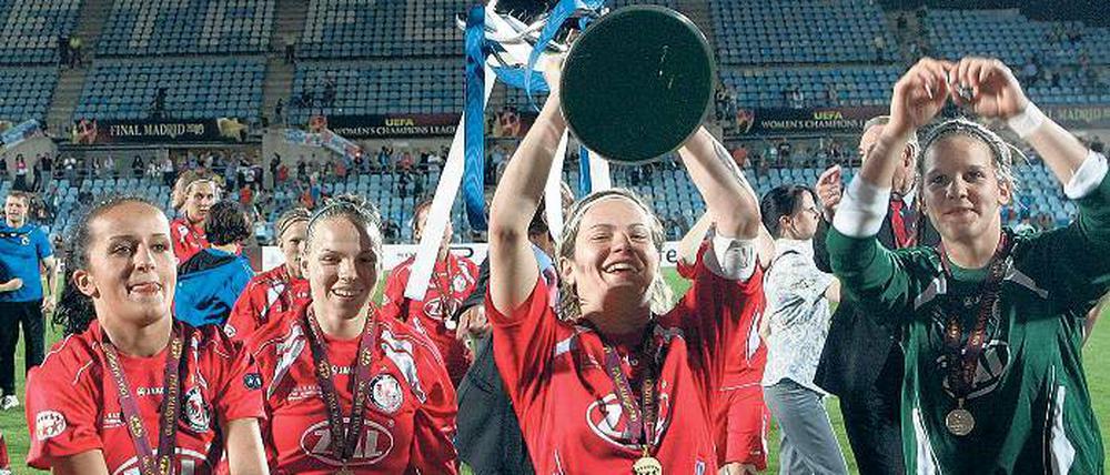 Der größte Triumph. Jennifer Zietz 2010 mit dem Champions-League-Pokal.