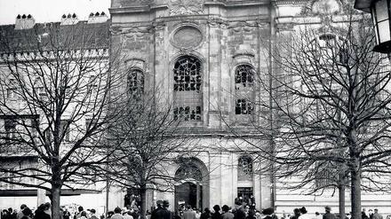 Bild der Zerstörung. Passanten versammelten sich am 10. November vor der geschändeten Synagoge am heutigen Platz der Einheit.