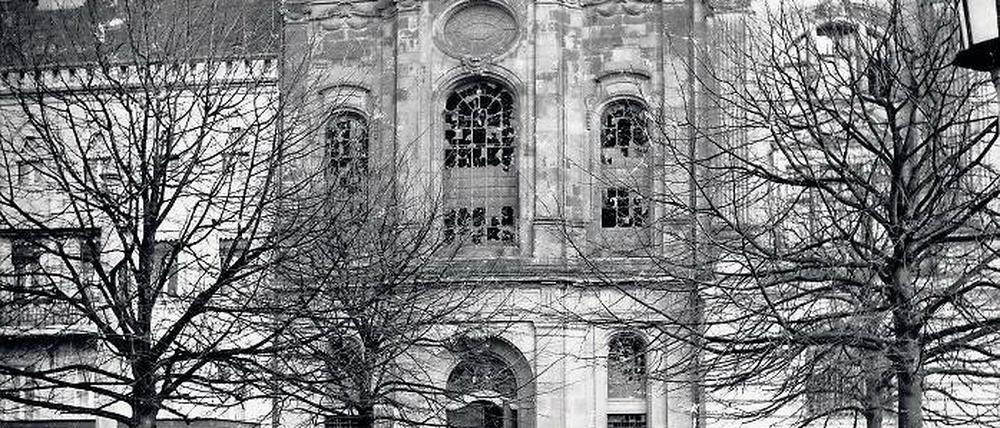 Bild der Zerstörung. Passanten versammelten sich am 10. November vor der geschändeten Synagoge am heutigen Platz der Einheit.