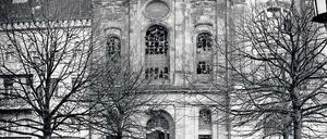Bild der Zerstörung. Passanten versammelten sich am 10. November vor der geschändeten Synagoge am heutigen Platz der Einheit.