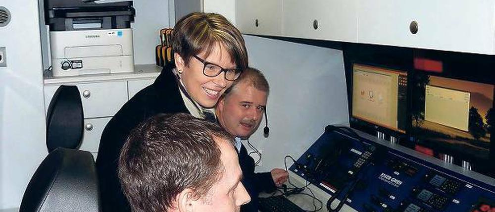 Spitzentechnik. Bürgermeisterin Hoppe mit Dennis Hartmann (vorn) im Wagen.