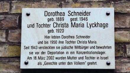 Andenken. Mit der Tafel wird an zwei mutige Potsdamerinnen erinnert.
