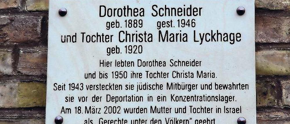 Andenken. Mit der Tafel wird an zwei mutige Potsdamerinnen erinnert.