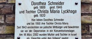 Andenken. Mit der Tafel wird an zwei mutige Potsdamerinnen erinnert.