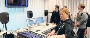 Klangwelten. Studentin Carolin Feneberg führt vor, wie Filmmusik entsteht.