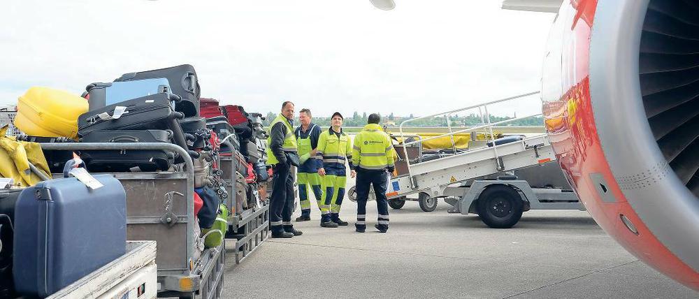 Zu viel für Tegel. Auch die Gepäckabfertigung ist auf die vielen umsteigenden Passagiere nicht eingerichtet.
