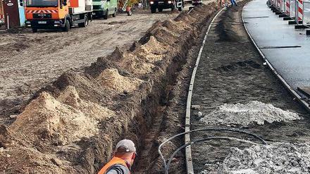 Endspurt. Bis zum Monatsende sollen die Bauarbeiten zwischen Berliner Straße und Humboldtbrücke beendet sein. Die Fahrbahn ist schon fertig. Nun werden noch Leitungen verlegt. Die gesamte Sanierung der Nuthestraße soll noch bis 2015 dauern.