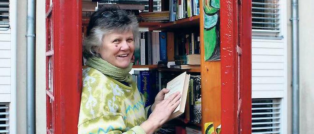 Zweimal die Woche wird sortiert. Marion Rosenthal in ihrer im April aufgestellten Telefonzelle, die sich mittlerweile mit 250 Büchern, Zeitschriften, CDs und Filmen gefüllt hat.