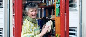 Zweimal die Woche wird sortiert. Marion Rosenthal in ihrer im April aufgestellten Telefonzelle, die sich mittlerweile mit 250 Büchern, Zeitschriften, CDs und Filmen gefüllt hat.