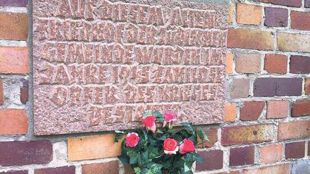 Leicht zu übersehen. Eine Gedenktafel von 1948 erinnert an die „zahllosen“ Kriegstoten auf dem Jüdischen Friedhof.