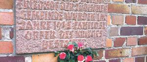 Leicht zu übersehen. Eine Gedenktafel von 1948 erinnert an die „zahllosen“ Kriegstoten auf dem Jüdischen Friedhof.