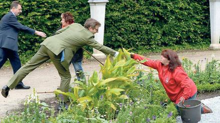 Hilfe für die Gärtner. Oberbürgermeister Jann Jakobs (l.) und Stiftungsdirektor Hartmut Dorgerloh begrüßen am Mittwoch Parkgärtnerinnen in der Nähe von Schloss Sanssouci. Mit insgesamt fünf Millionen Euro unterstützt Potsdam die Pflege der Parkanlagen. Damit sollen Blumenrabatten erneuert, Obstbäume gepflanzt und Wege saniert werden. In der Friedenskirche wurde die Vereinbarung unterzeichnet.