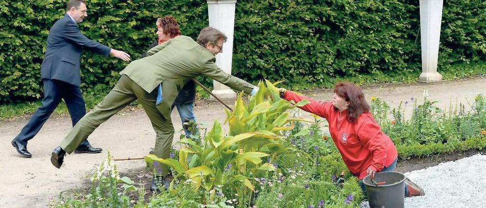 Hilfe für die Gärtner. Oberbürgermeister Jann Jakobs (l.) und Stiftungsdirektor Hartmut Dorgerloh begrüßen am Mittwoch Parkgärtnerinnen in der Nähe von Schloss Sanssouci. Mit insgesamt fünf Millionen Euro unterstützt Potsdam die Pflege der Parkanlagen. Damit sollen Blumenrabatten erneuert, Obstbäume gepflanzt und Wege saniert werden. In der Friedenskirche wurde die Vereinbarung unterzeichnet.