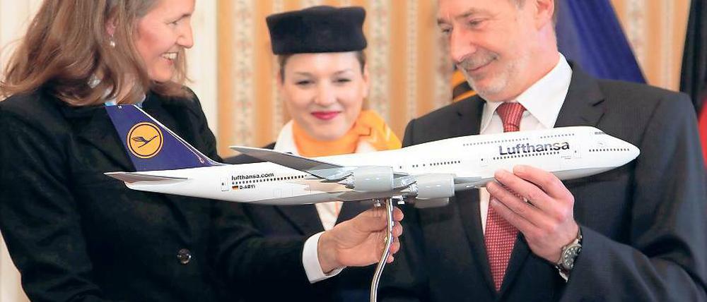 „In der Nase ist die First class.“ Martina Groenegres, Lufthansa-Vertriebsdirektorin für Ostdeutschland, unterzeichnete am Mittwoch mit Potsdams Oberbürgermeister Jann Jakobs die Patenschaftsurkunde für die Boing 747-8, die somit den Namen „Potsdam“ trägt. Im Hintergrund die Stewardess Anika Röming, die aus Potsdam stammt.