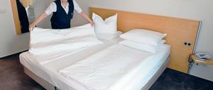 Wer zahlt? Sollen Hotelgäste für den Parkpflegezuschuss aufkommen oder Potsdamer Unternehmen, die vom Tourismus profitieren? An dieser Frage scheiden sich in der Stadtpolitik die Geister – für kein Modell scheint es eine Mehrheit zu geben.