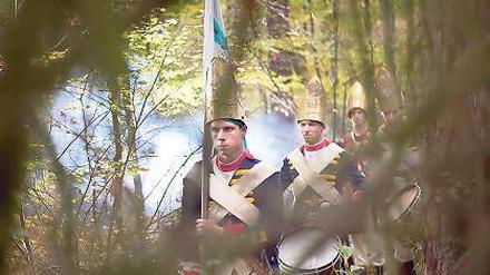 Marschieren im Grunewald. Statisten bei den Dreharbeiten.