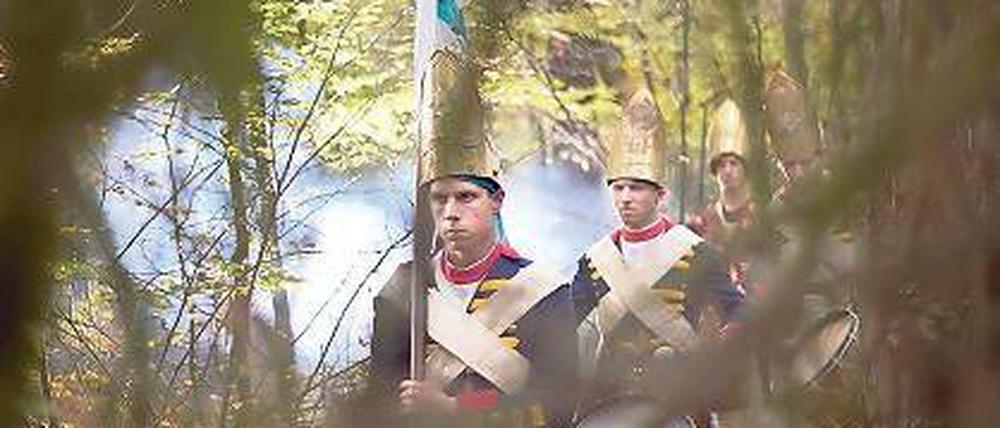 Marschieren im Grunewald. Statisten bei den Dreharbeiten.