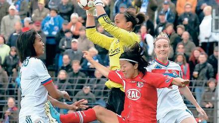 Keine Angst vor Turbine. Loyons Wendie Renard (l.) und Torfrau Sarah Bouhaddi 2012 in Babelsberg.