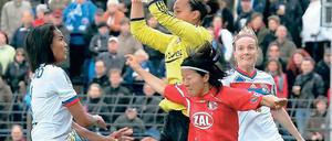Keine Angst vor Turbine. Loyons Wendie Renard (l.) und Torfrau Sarah Bouhaddi 2012 in Babelsberg.