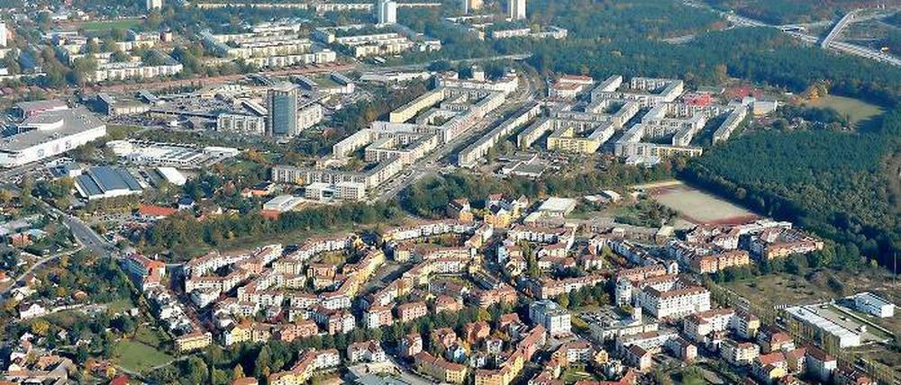 Dach überm Kopf. Etwa 86 000 Wohnungen gibt es in Potsdam, viele liegen im Süden wie hier in Drewitz und dem Kirchsteigfeld. Eine eigene Wohnung zu finden, kann dauern. Es gibt kaum Leerstand, die Mieten steigen. Die in den Koalitionsverhandlungen auf Bundesebene angekündigte Mietenbremse wird dennoch kritisch gesehen.