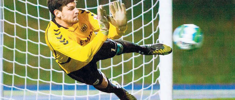 Elfmeter-Töter. Hier pariert Babelsbergs Marvin Gladrow einen Foulstrafstoß des Berliners Ümit Ergirdi. Am morgigen Freitag will der Torwart unter Flutlicht mit Nulldrei möglichst auch gegen den 1. FC Magdeburg punkten.
