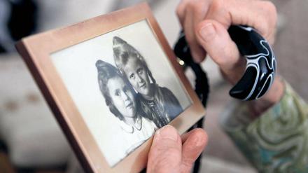 Plötzlich ist alles anders. Das Risiko, an Demenz zu erkranken, steigt mit zunehmendem Alter: Bereits über 40 Prozent der Menschen über 90 Jahre ist erkrankt. Auch das Leben der pflegenden Angehörigen verändert sich durch die Krankheit. Häufig betreuen sie die Demenzpatienten rund um die Uhr. Das kann schnell zu einem Burn-Out führen.