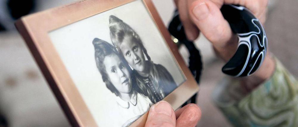 Plötzlich ist alles anders. Das Risiko, an Demenz zu erkranken, steigt mit zunehmendem Alter: Bereits über 40 Prozent der Menschen über 90 Jahre ist erkrankt. Auch das Leben der pflegenden Angehörigen verändert sich durch die Krankheit. Häufig betreuen sie die Demenzpatienten rund um die Uhr. Das kann schnell zu einem Burn-Out führen.