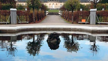 Bedrohte Schönheit. Trotz Klimawandel ist der Park Sanssouci Potsdams größter Touristenmagnet – was sich auch in vielen Spenden niederschlägt. Dank einer Zuwendung der Studiengemeinschaft Sanssouci konnte jetzt die Marmorkrone am Brunnen im Oranierrondell, nahe der Bildergalerie, restauriert werden.