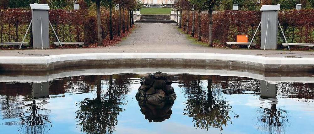Bedrohte Schönheit. Trotz Klimawandel ist der Park Sanssouci Potsdams größter Touristenmagnet – was sich auch in vielen Spenden niederschlägt. Dank einer Zuwendung der Studiengemeinschaft Sanssouci konnte jetzt die Marmorkrone am Brunnen im Oranierrondell, nahe der Bildergalerie, restauriert werden.