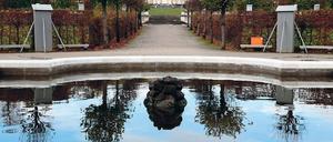 Bedrohte Schönheit. Trotz Klimawandel ist der Park Sanssouci Potsdams größter Touristenmagnet – was sich auch in vielen Spenden niederschlägt. Dank einer Zuwendung der Studiengemeinschaft Sanssouci konnte jetzt die Marmorkrone am Brunnen im Oranierrondell, nahe der Bildergalerie, restauriert werden.