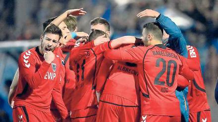 Kollektiver Jubel und gemeinsames Zeichen: Im Spiel gegen den FC Viktoria Berlin am Freitagabend hat der SV Babelsberg mit einer geschlossenen Mannschaftsleistung eine passende Antwort auf die Kritik der vergangenen Tage gegeben.