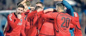 Kollektiver Jubel und gemeinsames Zeichen: Im Spiel gegen den FC Viktoria Berlin am Freitagabend hat der SV Babelsberg mit einer geschlossenen Mannschaftsleistung eine passende Antwort auf die Kritik der vergangenen Tage gegeben.