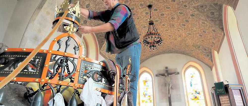 Ersatz für die Originale. Jürgen Thiel montiert die neuen Leuchter.