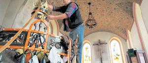 Ersatz für die Originale. Jürgen Thiel montiert die neuen Leuchter.