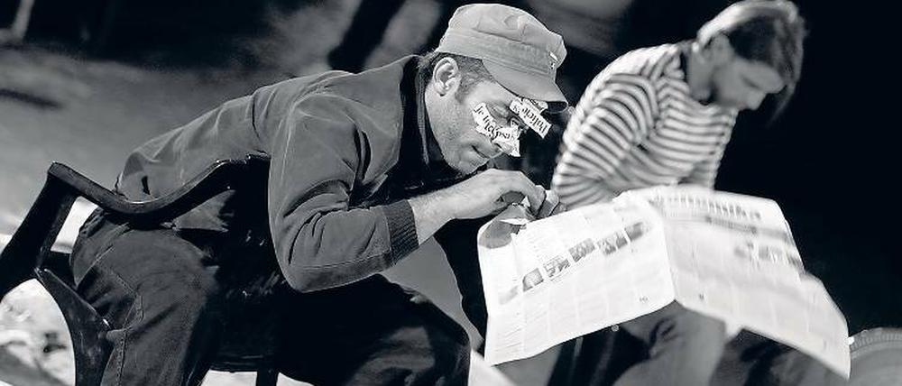 Was schwarz auf weiß in der Zeitung steht, muss doch stimmen. Oder? In ihrer Performance „Now...?“ setzen sich die Macher des Continuo Theater allgemein akzeptierten Wahrheiten auseinander.