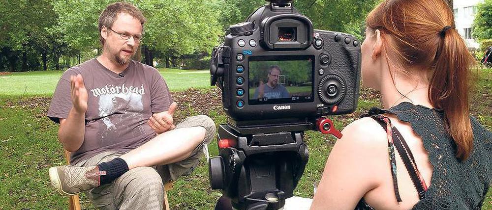 Geschichten erzählen. Computerspiel-Designer Michael Sträubig erzählt Christina Maria Schollerer von seiner Arbeit. Auch Kinderbuchautorin Cornelia Funke ist in dem FH-Mooc vertreten.