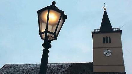 Vorboten. In der Beelitzer Altstadt sind bereits Test-Laternen zu sehen.
