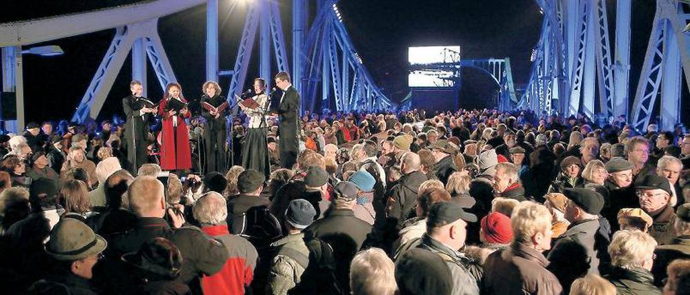 Fusion? Geht doch! Soll keiner sagen, dass die Berliner und Brandenburger nicht zusammenkommen. Als 2009 das Jubiläum der Wiedervereinigung gefeiert wurde, kamen Tausende Menschen auf die Glienicker Brücke.