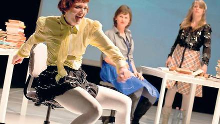 Kati Witt auf dem Bürostuhl: Nina Tecklenburg tanzt die Carmen-Choreografie – allen linken Idealen zum Trotz.