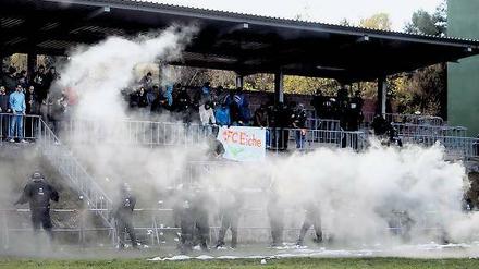 Übung mit Rauchbomben. Im Stadion der fiktiven Stadt Rauhberg eskalierte die Situation.