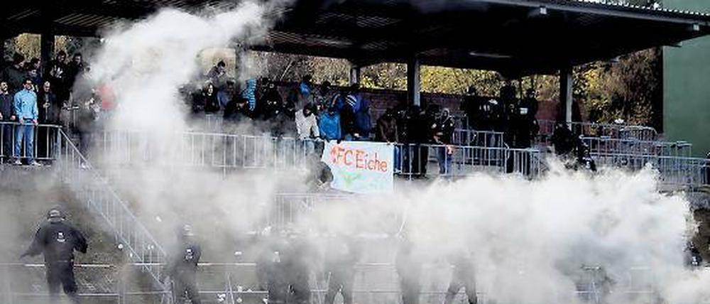 Übung mit Rauchbomben. Im Stadion der fiktiven Stadt Rauhberg eskalierte die Situation.