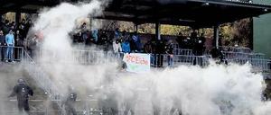 Übung mit Rauchbomben. Im Stadion der fiktiven Stadt Rauhberg eskalierte die Situation.